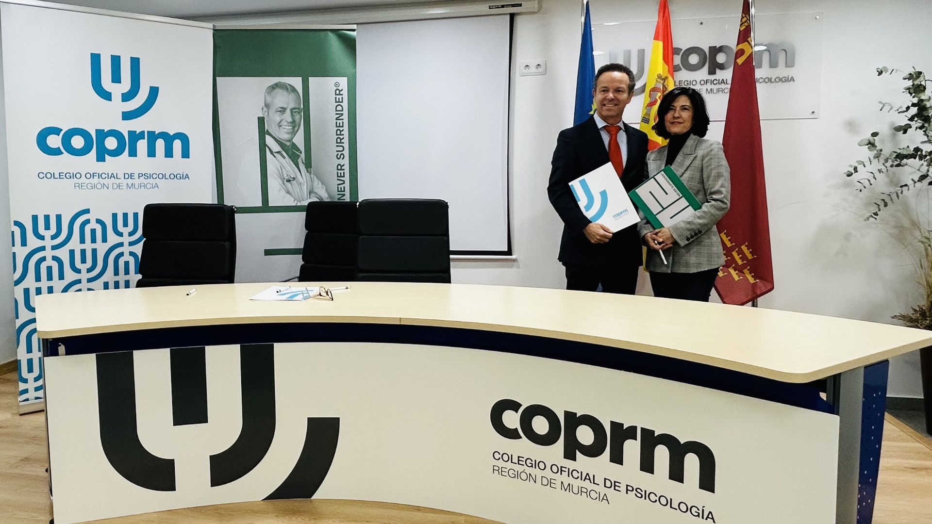 Convenio firmado entre El Colegio Oficial de Psicología de la Región de Murcia (COPRM) y la Fundación Never Surrender 