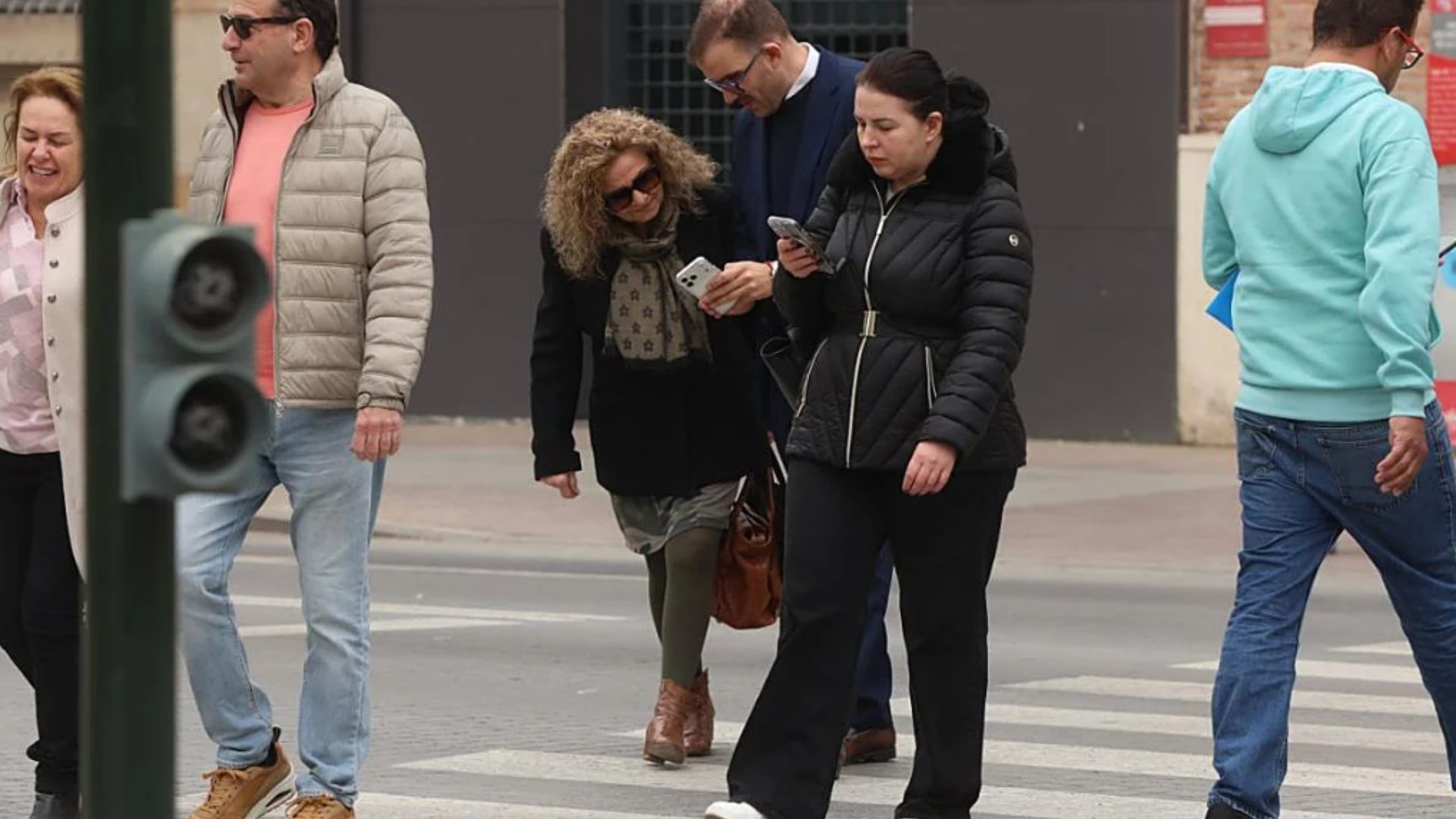 “El creciente fenómeno del peatón digital en entornos urbanos: más caídas y menos atención por andar con el móvil en la mano“ reportaje publicado en el Diario La Verdad 